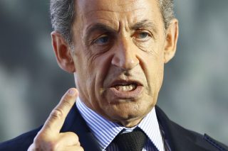 Ο Σαρκοζί υπό κράτηση για τις βαλίτσες με τα λεφτά από τον Καντάφι