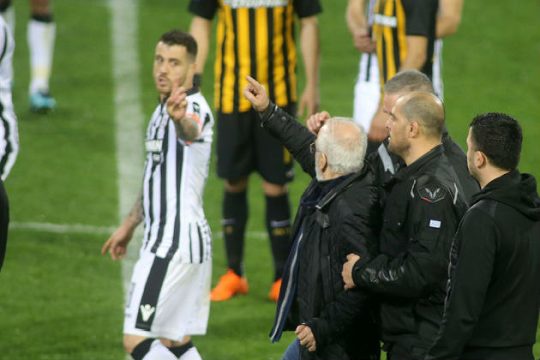 Η FIFA απαιτεί «κεφάλια» και απειλεί με κόκκινη κάρτα