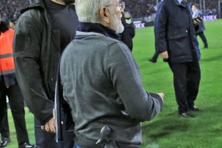 Επίθεση στην κυβέρνηση με κράξιμο από τους οπαδούς