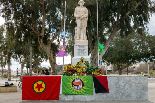 Ηράκλειο: Κατέθεσαν στεφάνια στη μνήμη των νεκρών του Αφρίν