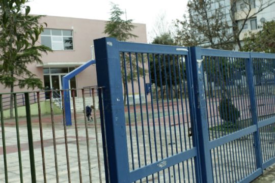 Χρυσαυγίτες οξυγονοκόλλησαν πόρτα για να μην παρελάσει Αλβανή σημαιοφόρος