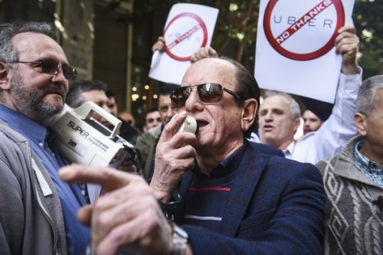 «Κλέβουν τον ιδρώτα μας με πρόσχημα την καινοτομία»