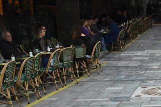 Με… λεπτή κίτρινη γραμμή τα τραπεζοκαθίσματα