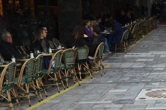 Με… λεπτή κίτρινη γραμμή τα τραπεζοκαθίσματα