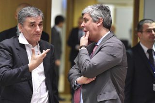 Μαστίγιο και καρότο για την τελευταία δόση