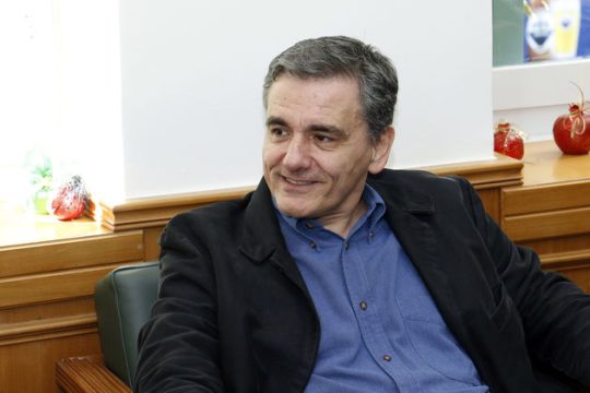 3,5 δισ. ευρώ λιγότερους φόρους και στήριξη της μεσαίας τάξης υπόσχεται ο Τσακαλώτος