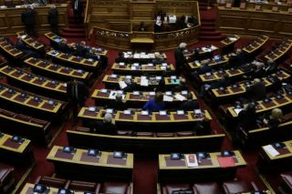 Aδεια έδρανα