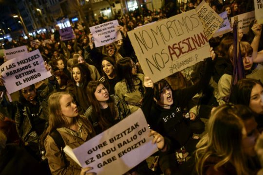 Οι Ισπανίδες απεργούν στη δουλειά και στο σπίτι λόγω 8ης Μαρτίου