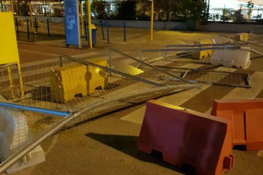Ζημιές σε δύο πύλες στο λιμάνι του Πειραιά