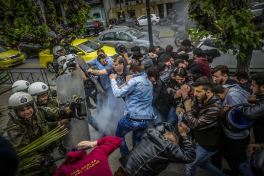 Ξύλο, χημικά και συλλήψεις για τα μάτια του Τρούμαν