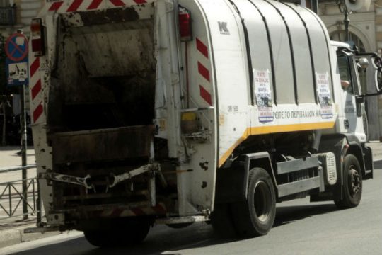 Νεκροί 2 εργαζόμενοι από πτώση απορριμματοφόρου σε γκρεμό