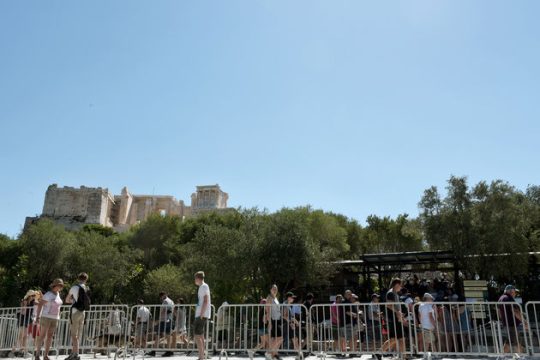 Προκηρύσσονται 200 θέσεις μόνιμων αρχαιοφυλάκων