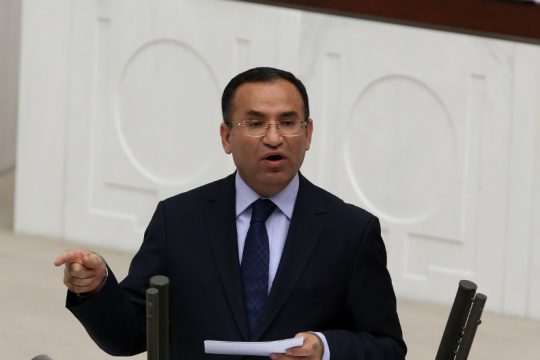 Παζαρεύει τους στρατιωτικούς, απειλεί για το Αιγαίο