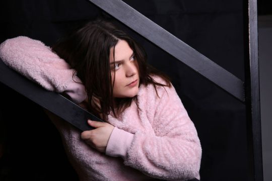 Εγκλωβισμένη στο παιδικό της δωμάτιο