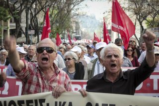 Στους δρόμους και πάλι τα περήφανα γηρατειά