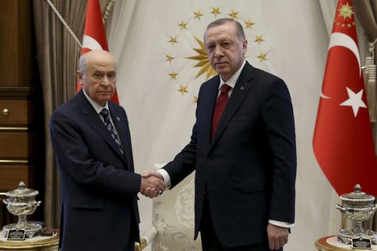 Προκαλούν, ψηφίζουν, τελειώσανε