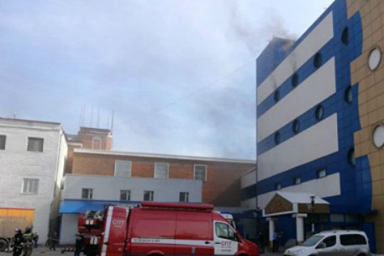 Ένας νεκρός από πυρκαγιά σε εμπορικό της Μόσχας