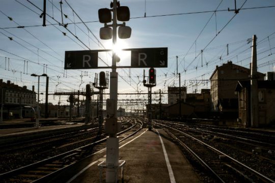 Η απεργία των σιδηροδρομικών θα δοκιμάσει τις αντοχές Μακρόν
