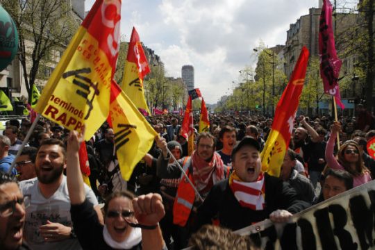 Επιμένουν με απεργίες και πορείες οι Γάλλοι κατά Μακρόν