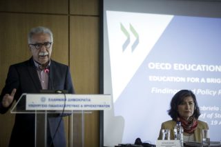 Σκληρά νεοφιλελεύθερες, αλλά από την προστακτική στην… υποτακτική