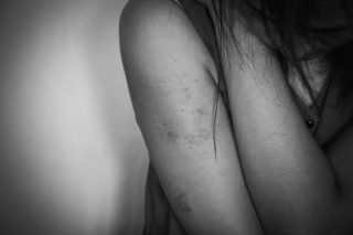 «Είναι οι γυναίκες ζώα;» Η επιστροφή της σεξουαλικής βίας