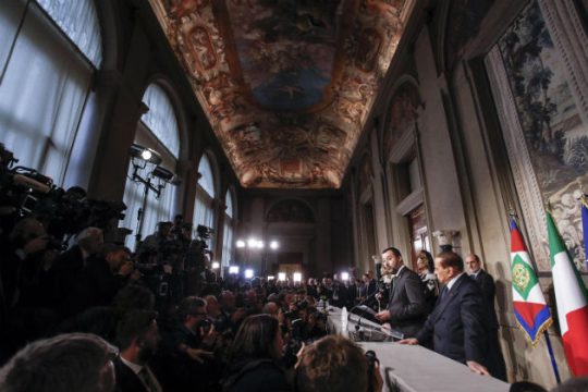 Δύσκολες διαβουλεύσεις για κυβέρνηση με το βλέμμα στη Συρία