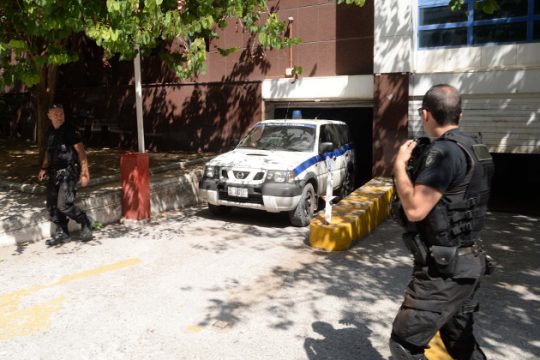 Άφησε τα 4 παιδιά της στον εισαγγελέα γιατί δεν μπορούσε να τα φροντίσει