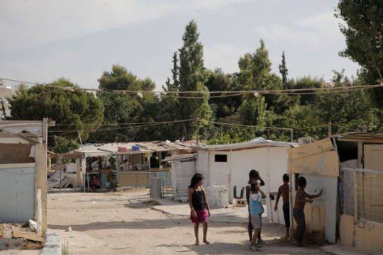 Απ’ τους καταυλισμούς σε σπίτια