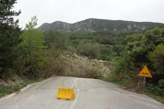 Κατολίσθηση «κατέβασε» το βουνό στην Κρυοπηγή Πρέβεζας