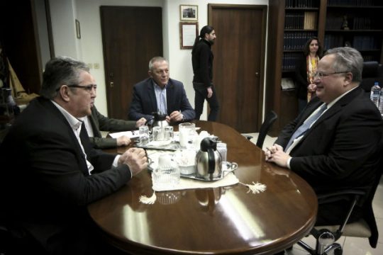 Ενημερώνει τους πολιτικούς αρχηγούς, πλην Μητσοτάκη