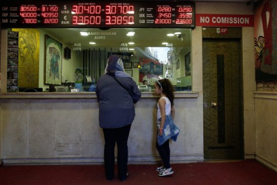 Κατρακυλά η τουρκική λίρα