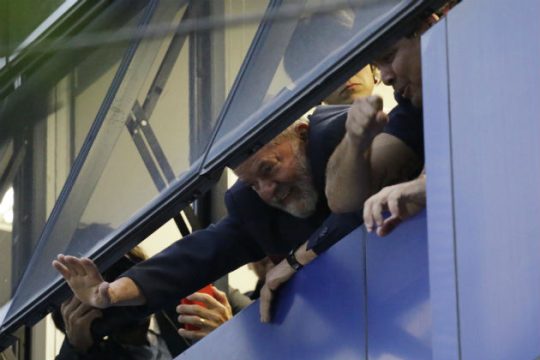 Εντός της ημέρας θα παραδοθεί ο Λούλα