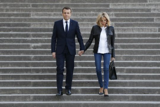«Στριμωγμένος» στη συνέντευξη, «χαλαρός» στο Κοινοβούλιο