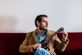 «Ντύνω με χαρούμενες μουσικές τα λυπητερά θέματα»