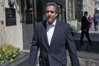 Το FBI μπήκε στο γραφείο του δικηγόρου του βγάζοντας τον Τραμπ από τα ρούχα του…