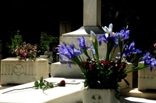 Αναστάτωση με… διώροφο τάφο
