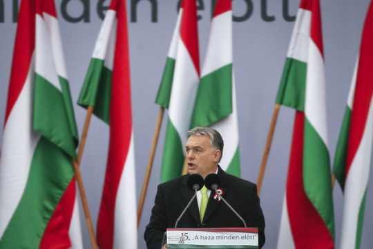 Ο Ορμπαν ολοταχώς για επανεκλογή με όπλα το μίσος και την ξενοφοβία