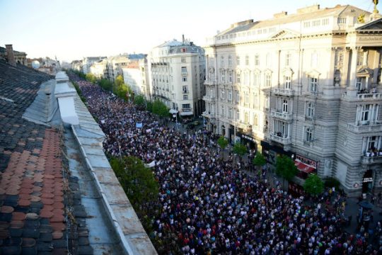 Μαζική αντικυβερνητική διαδήλωση για ελευθεροτυπία στην Ουγγαρία