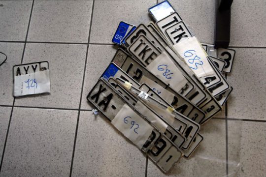 Επιστρέφει πινακίδες η Δημοτική Αστυνομία Αθήνας