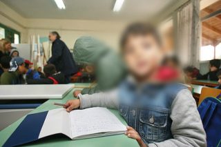 Μικροψυχία με αστεία προσχήματα ενάντια σε προσφυγόπουλο