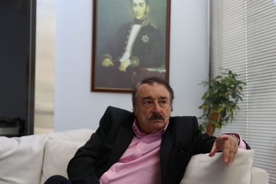 «Βρισκόμαστε υπό επιτήρηση· μας κατασκοπεύουν ώστε να χειραγωγούν την ψήφο μας»