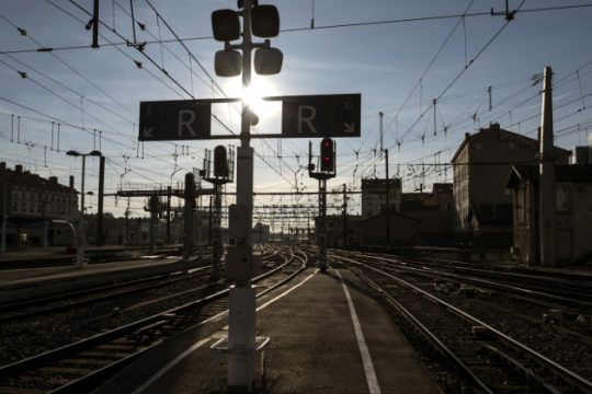 Η Γαλλία «παραλύει», ο Μακρόν αγωνιά