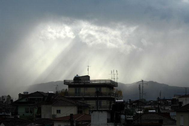 Με συννεφιά και βροχές ξεκινάει η εβδομάδα