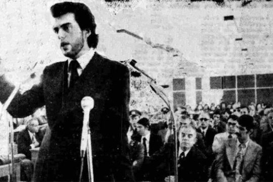 Η γλυκιά και μοναχική μορφή της εξέγερσης