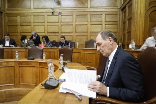 Υψηλές τάσεις στη Βουλή