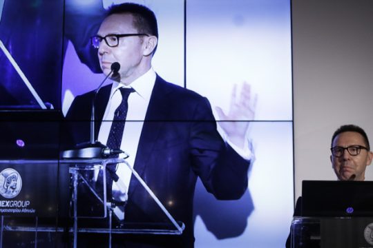 Δεν αλλάζει γραμμή ο Στουρνάρας