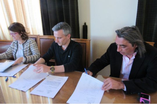 Ηράκλειο: Υπεγράφη η σύμβαση για την ανακατασκευή παιδικών χαρών