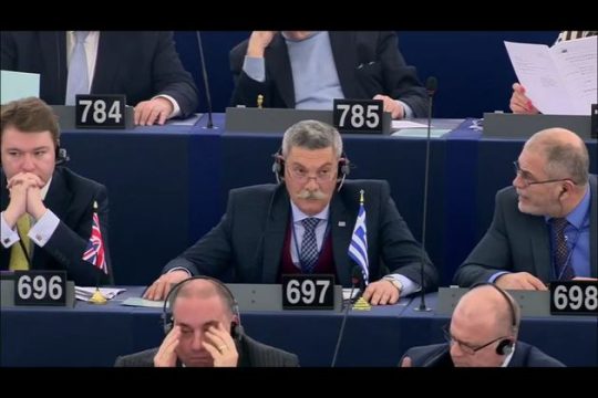 Εγκατέλειψε το βυθιζόμενο πλοίο και ο… στρατηγός!