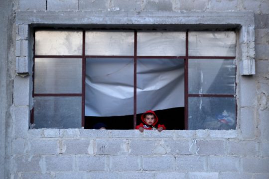 Πόλεμος προπαγάνδας πάνω από τα ερείπια