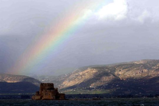 Ηλιοφάνεια και τοπικές βροχές